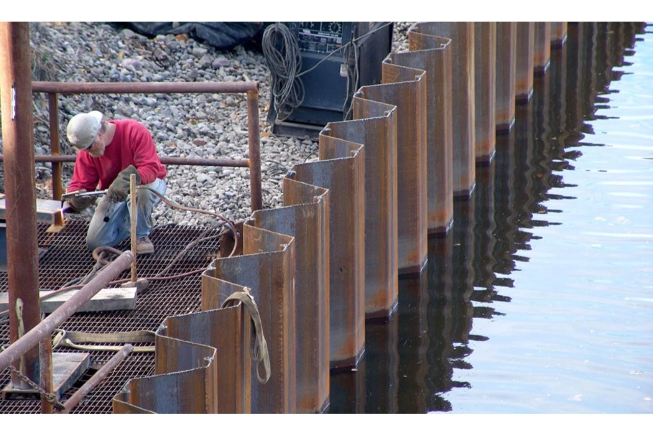 Installing sheet piles in a construction site