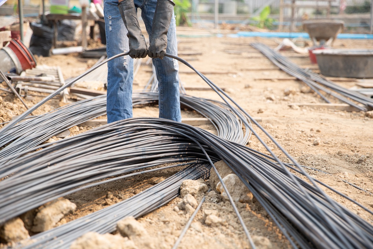 A group of steel rod tight by chain and lift up at construction